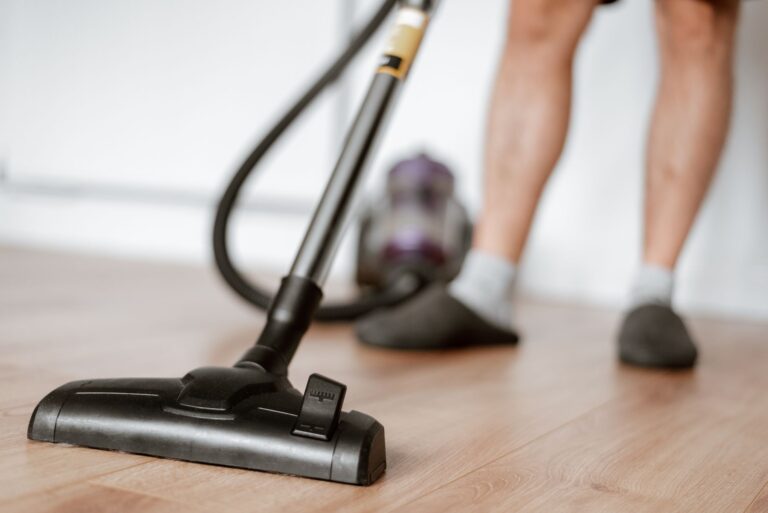 “Vacuuming Is a Battle You Can Win”: Discover These Experts’ Secrets for the Perfect Hard Floor Vacuum Now!