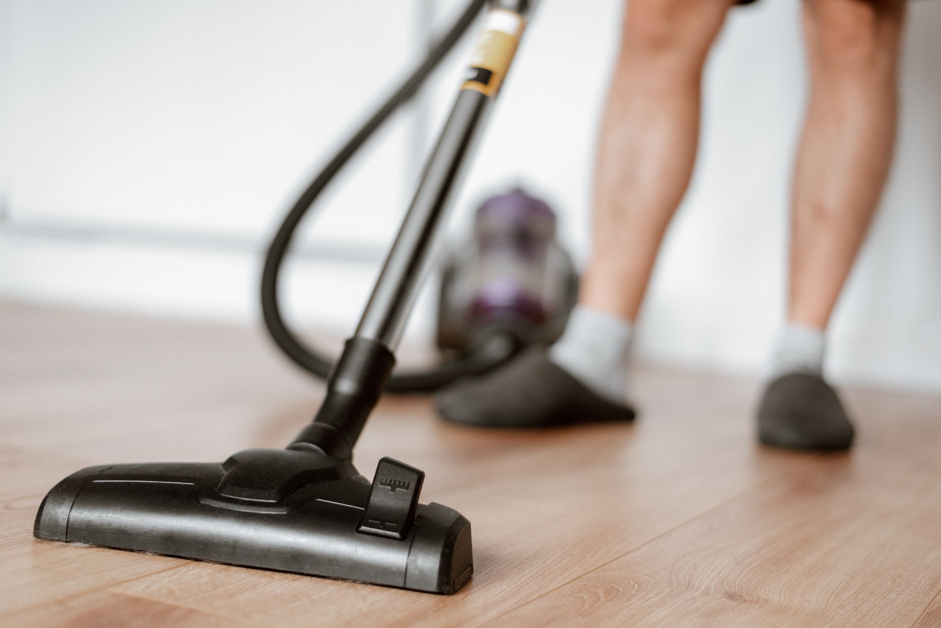 “Vacuuming Is a Battle You Can Win”: Discover These Experts’ Secrets for the Perfect Hard Floor Vacuum Now!