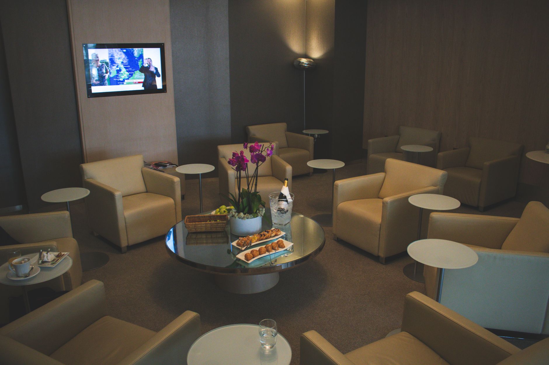 United’s Stunning New Lounge Is a Tech Lover’s Paradise But Critics Say “This $20 Million Space Is a Slap in the Face to Regular Travelers”
