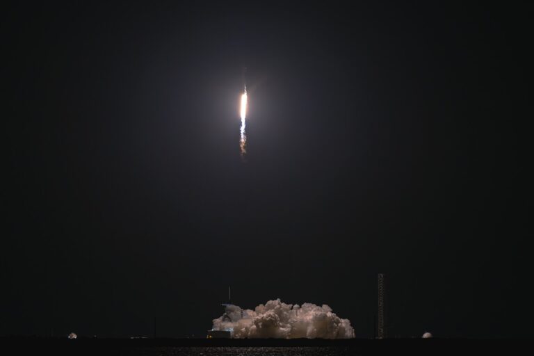 SpaceX Buys 800 MHz Spectrum to Take Starlink Mobile Indoors