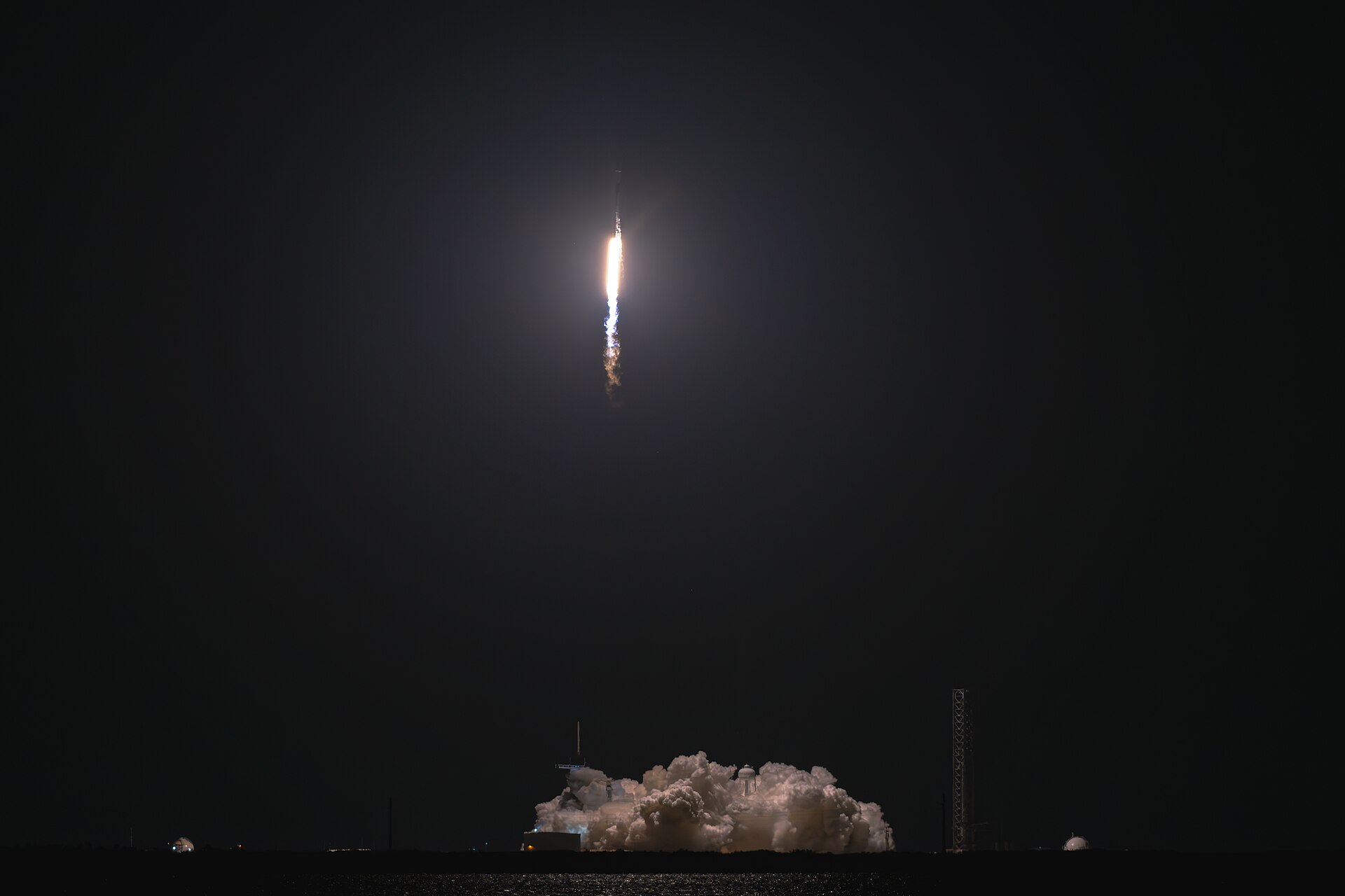 SpaceX Buys 800 MHz Spectrum to Take Starlink Mobile Indoors